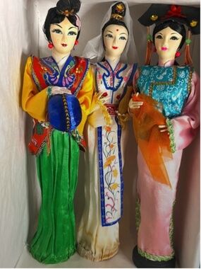 Vtg Oriental Asian 3 Geisha Bride Dolls White,Pink,Green Silk Kimonos Wood Base